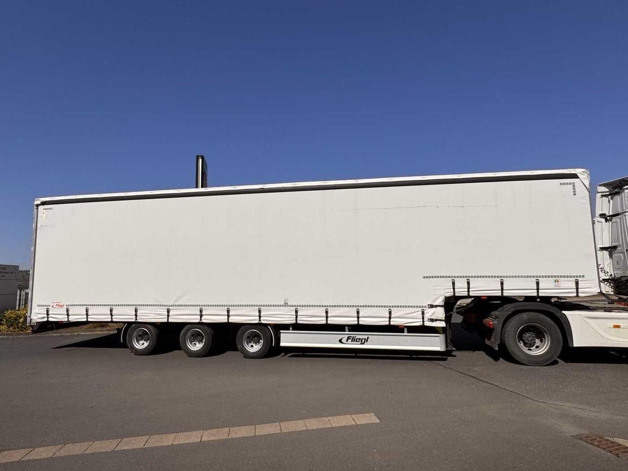 Fliegl SDS 350 Schiebeplane+Verdeck XL SAF 20.900Km - Madal platvormpoolhaagis: pilt 3 Fliegl SDS 350 Schiebeplane+Verdeck XL SAF 20.900Km - Madal platvormpoolhaagis: pilt 3