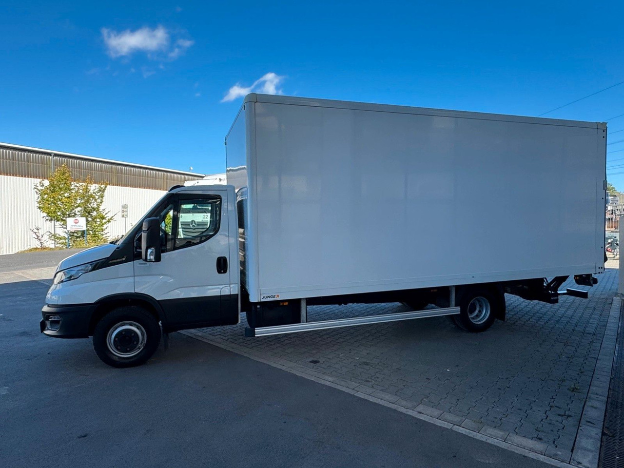 Iveco Daily 70C18 A8 *Koffer*LBW*Automatik* - Tarbesõiduk furgoon: pilt 4 Iveco Daily 70C18 A8 *Koffer*LBW*Automatik* - Tarbesõiduk furgoon: pilt 4