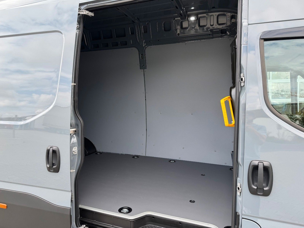 Iveco Daily 70C21 3.0L *L4*H3*Automatik*LED*Luft* 2x - Kaubik: pilt 3 Iveco Daily 70C21 3.0L *L4*H3*Automatik*LED*Luft* 2x - Kaubik: pilt 3