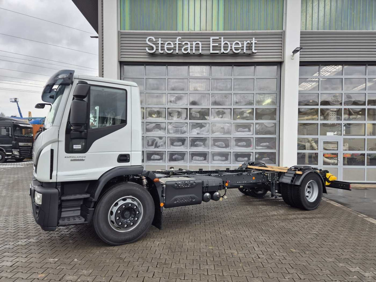 Iveco Eurocargo ML180E28/P 4x2 ZF-Automatik 8AP 3Stück - Kabiinišassiiga veoauto: pilt 3 Iveco Eurocargo ML180E28/P 4x2 ZF-Automatik 8AP 3Stück - Kabiinišassiiga veoauto: pilt 3