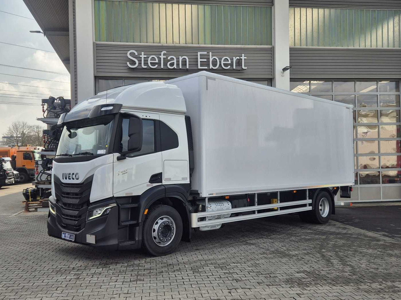 Iveco S Way AT190S40/P LBW Tür AHK Navi Bett - Kasti veoauto: pilt 2 Iveco S Way AT190S40/P LBW Tür AHK Navi Bett - Kasti veoauto: pilt 2