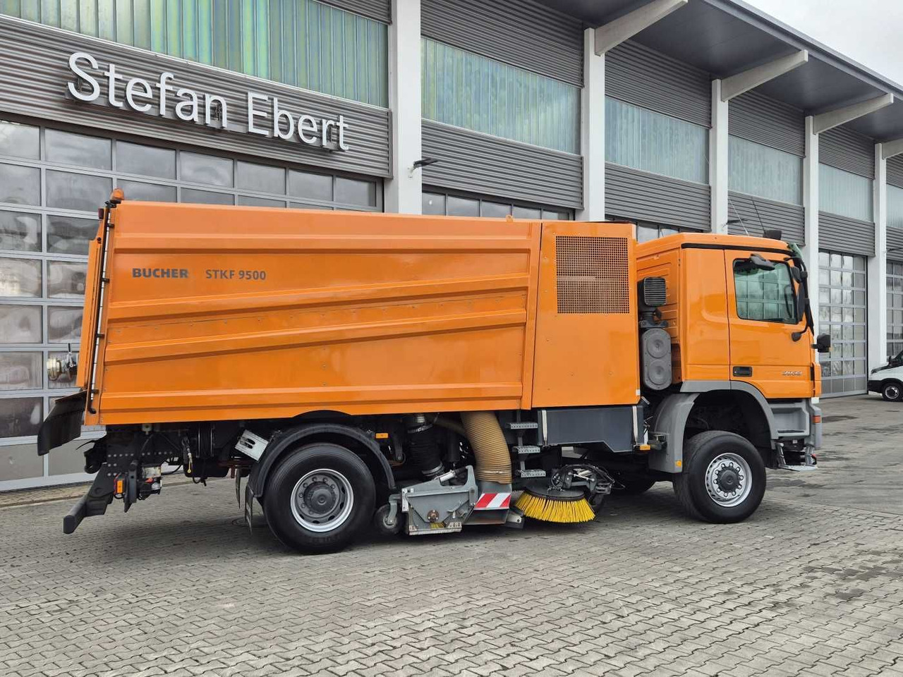 Tänavapühkimismasin Mercedes-Benz Actros 2032 A 4x4 Bucher STKF 9500 Airport 30x: pilt 6
