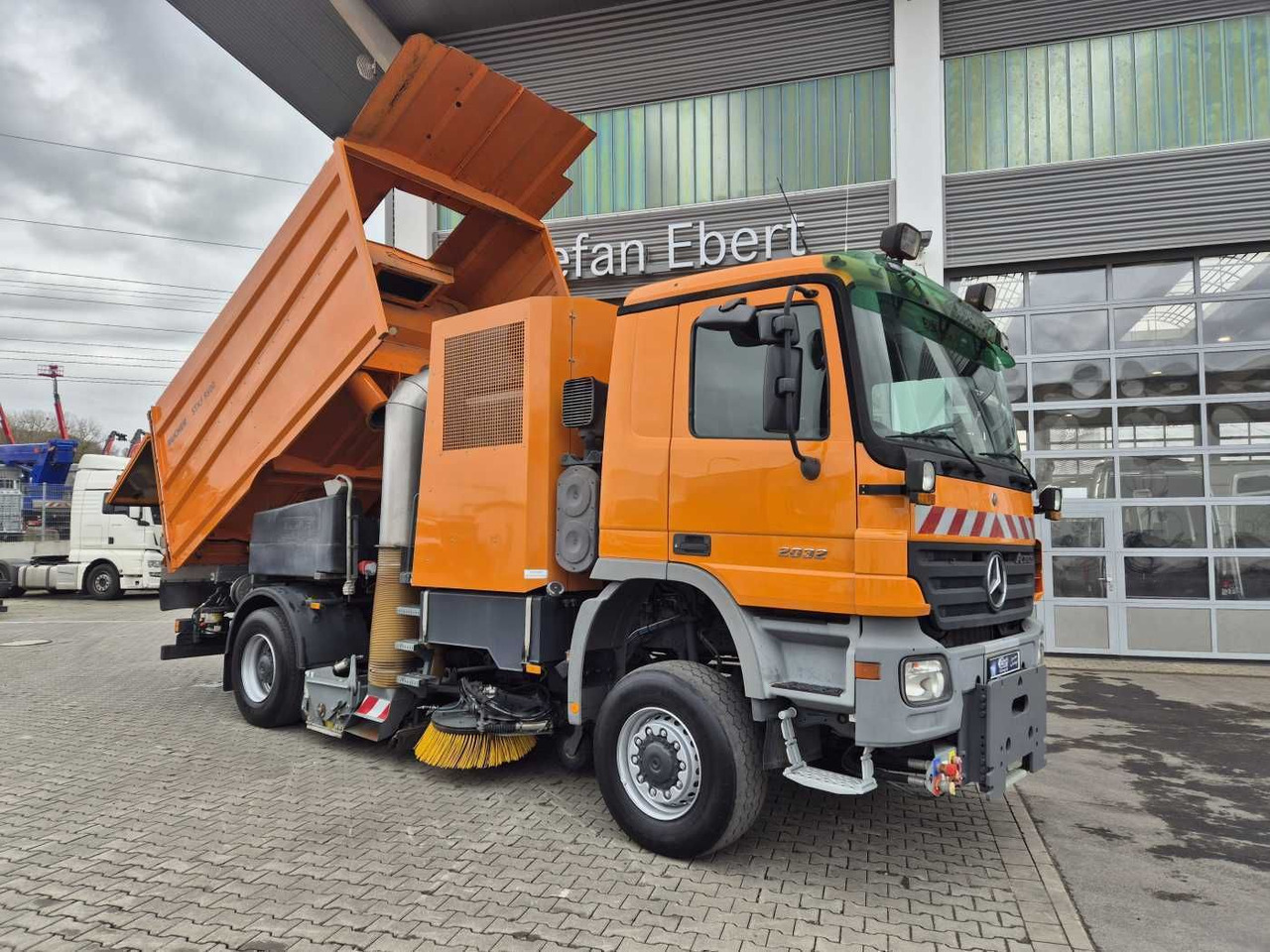 Mercedes-Benz Actros 2032 A 4x4 Bucher STKF 9500 Airport 30x - Tänavapühkimismasin: pilt 2 Mercedes-Benz Actros 2032 A 4x4 Bucher STKF 9500 Airport 30x - Tänavapühkimismasin: pilt 2