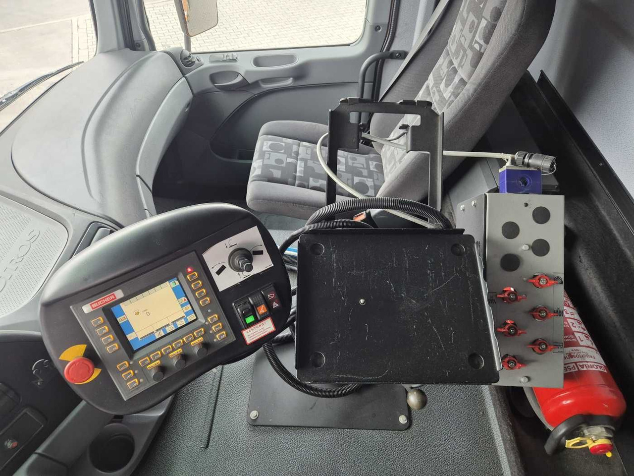 Tänavapühkimismasin Mercedes-Benz Actros 2032 A 4x4 Bucher STKF 9500 Airport 30x: pilt 11