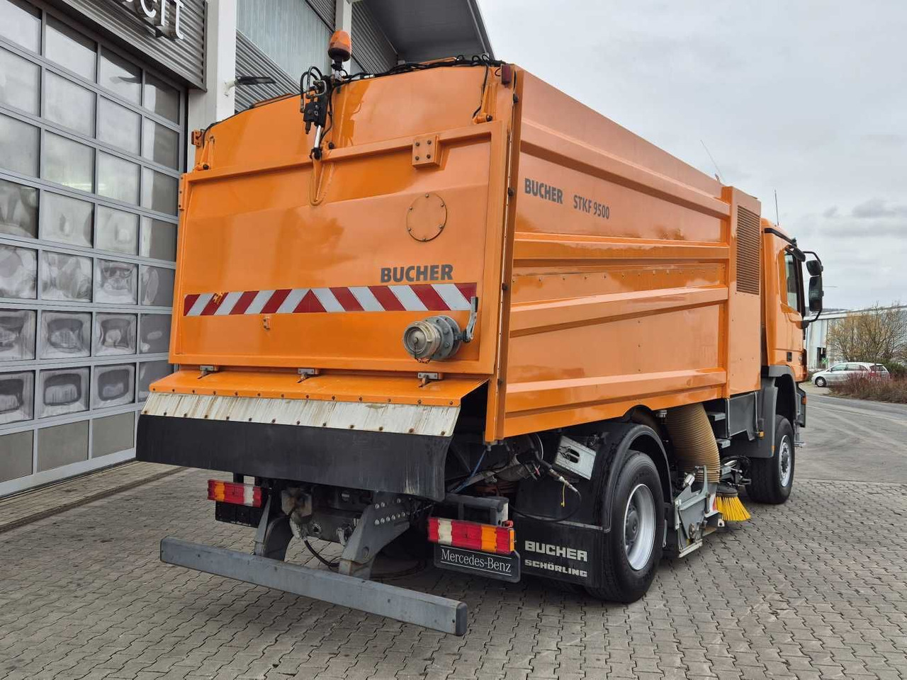 Tänavapühkimismasin Mercedes-Benz Actros 2032 A 4x4 Bucher STKF 9500 Airport 30x: pilt 9