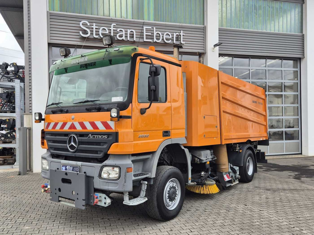 Mercedes-Benz Actros 2032 A 4x4 Bucher STKF 9500 Airport 30x - Tänavapühkimismasin: pilt 1 Mercedes-Benz Actros 2032 A 4x4 Bucher STKF 9500 Airport 30x - Tänavapühkimismasin: pilt 1