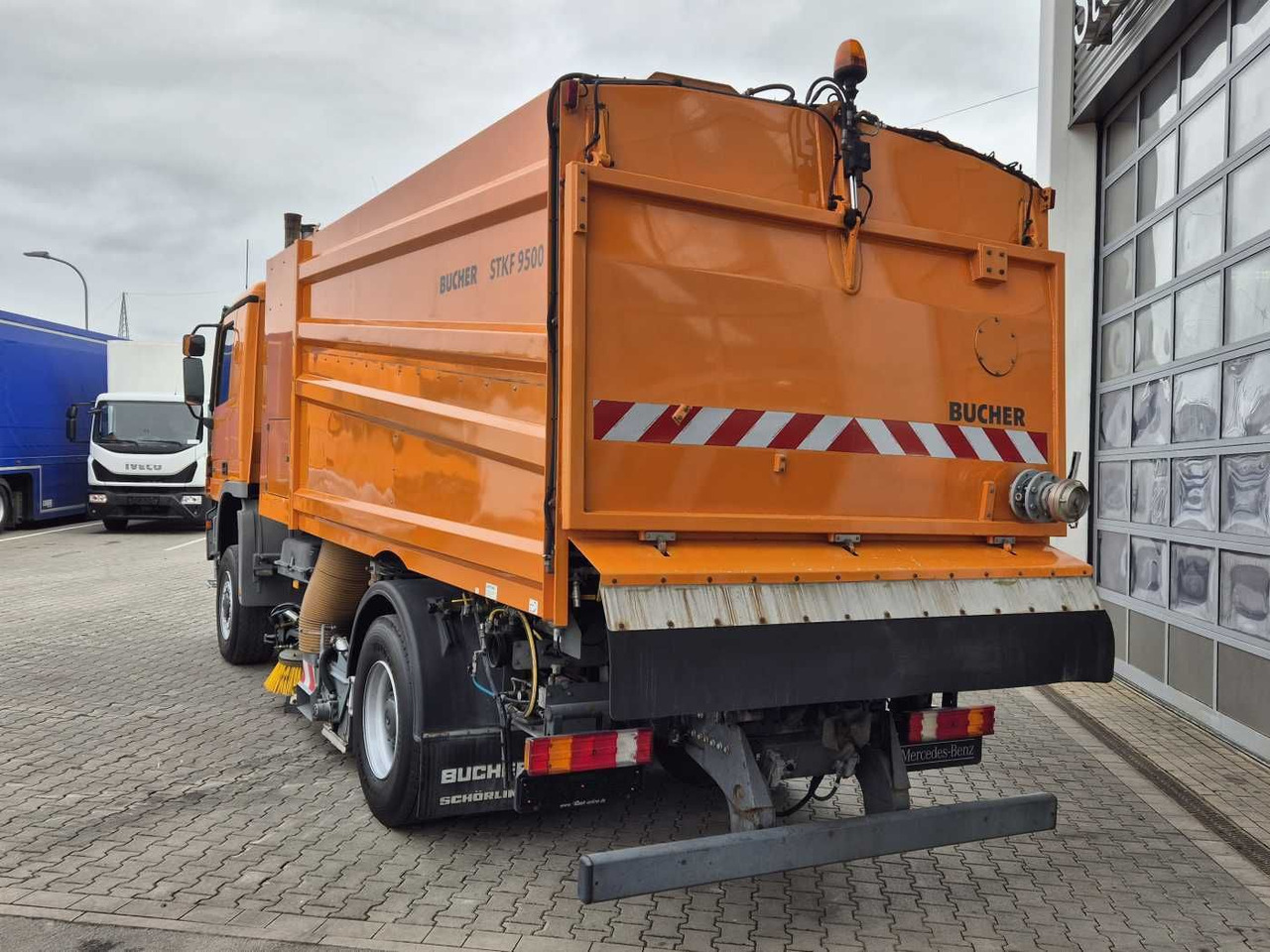 Tänavapühkimismasin Mercedes-Benz Actros 2032 A 4x4 Bucher STKF 9500 Airport 30x: pilt 7