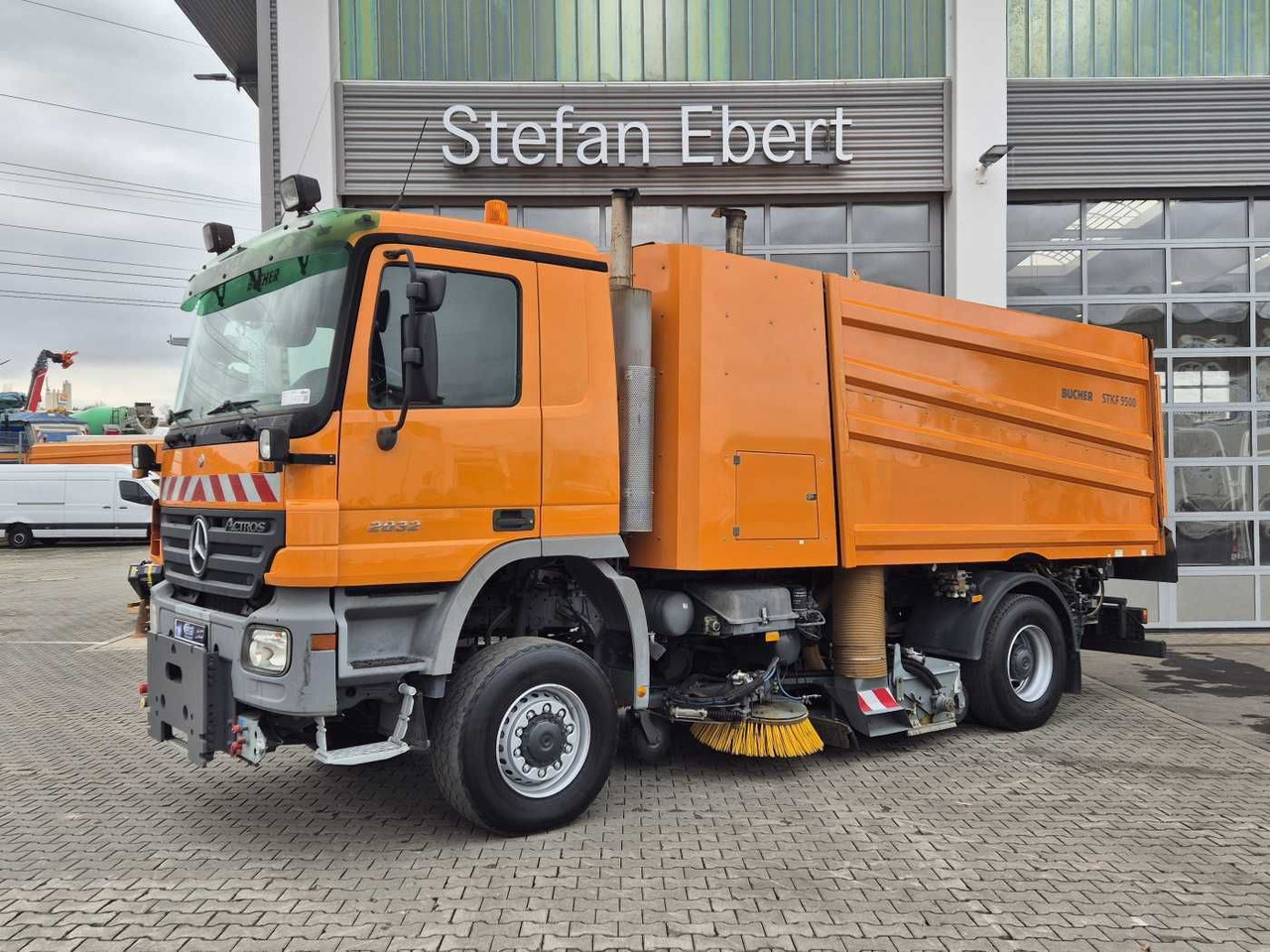 Mercedes-Benz Actros 2032 A 4x4 Bucher STKF 9500 Airport 30x - Tänavapühkimismasin: pilt 3 Mercedes-Benz Actros 2032 A 4x4 Bucher STKF 9500 Airport 30x - Tänavapühkimismasin: pilt 3