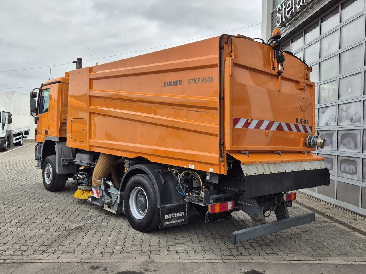 Tänavapühkimismasin Mercedes-Benz Actros 2032 A 4x4 Bucher STKF 9500 Airport 30x: pilt 15