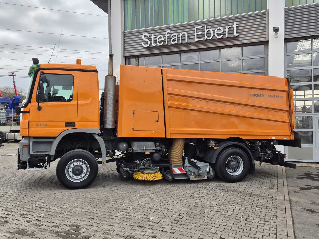 Mercedes-Benz Actros 2032 A 4x4 Bucher STKF 9500 Airport 30x - Tänavapühkimismasin: pilt 5 Mercedes-Benz Actros 2032 A 4x4 Bucher STKF 9500 Airport 30x - Tänavapühkimismasin: pilt 5