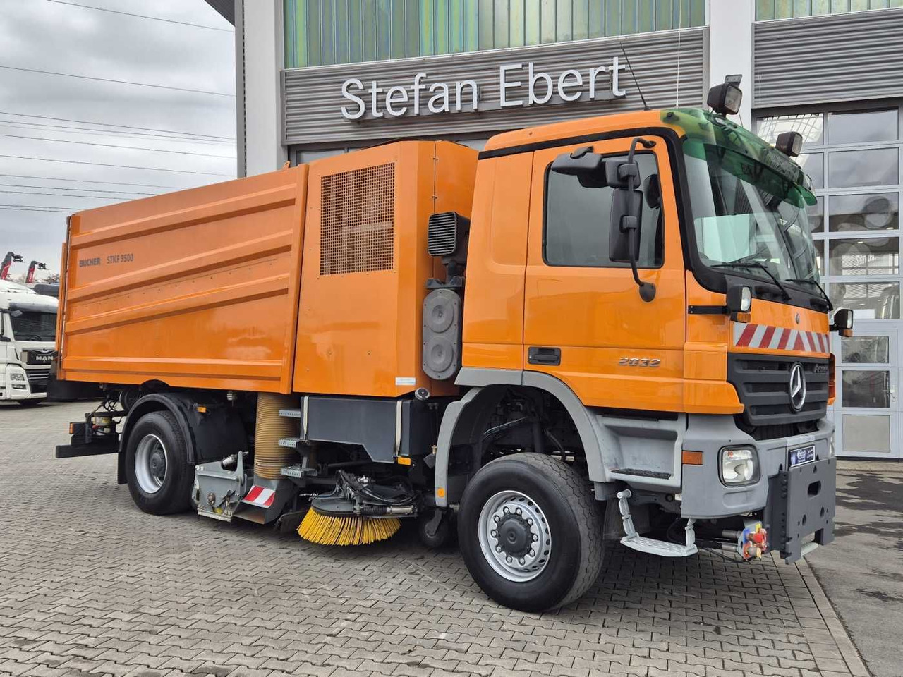Mercedes-Benz Actros 2032 A 4x4 Bucher STKF 9500 Airport 30x - Tänavapühkimismasin: pilt 4 Mercedes-Benz Actros 2032 A 4x4 Bucher STKF 9500 Airport 30x - Tänavapühkimismasin: pilt 4