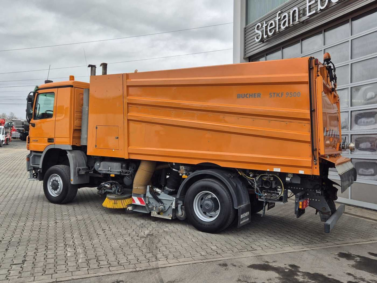 Tänavapühkimismasin Mercedes-Benz Actros 2032 A 4x4 Bucher STKF 9500 Airport 30x: pilt 14