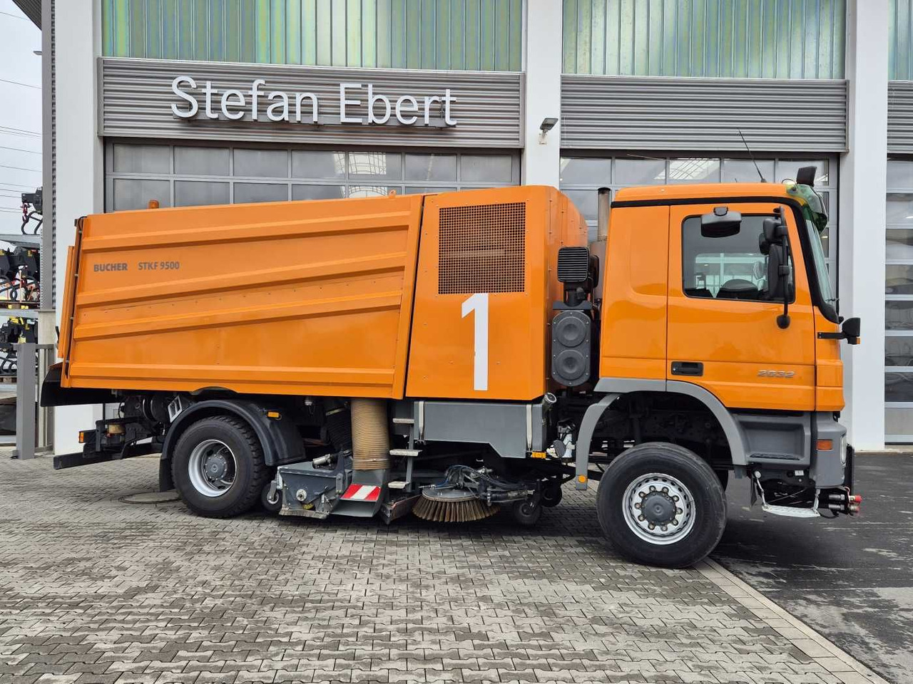 Mercedes-Benz Actros 2032 A 4x4 Bucher STKF 9500 Airport - Tänavapühkimismasin: pilt 5 Mercedes-Benz Actros 2032 A 4x4 Bucher STKF 9500 Airport - Tänavapühkimismasin: pilt 5