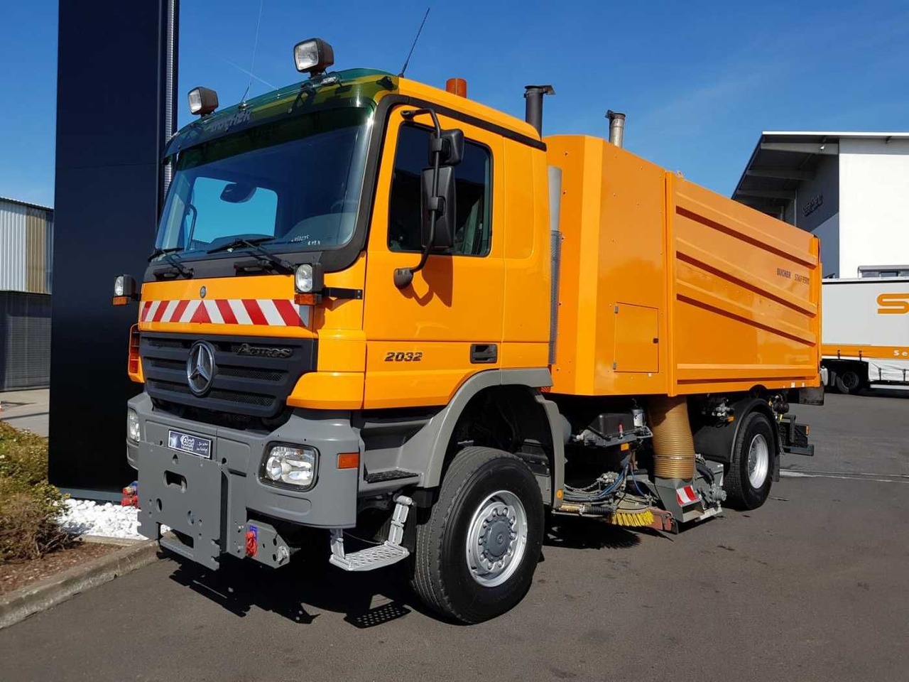 Mercedes-Benz Actros 2032 A 4x4 Bucher STKF 9500 Airport - Tänavapühkimismasin: pilt 3 Mercedes-Benz Actros 2032 A 4x4 Bucher STKF 9500 Airport - Tänavapühkimismasin: pilt 3