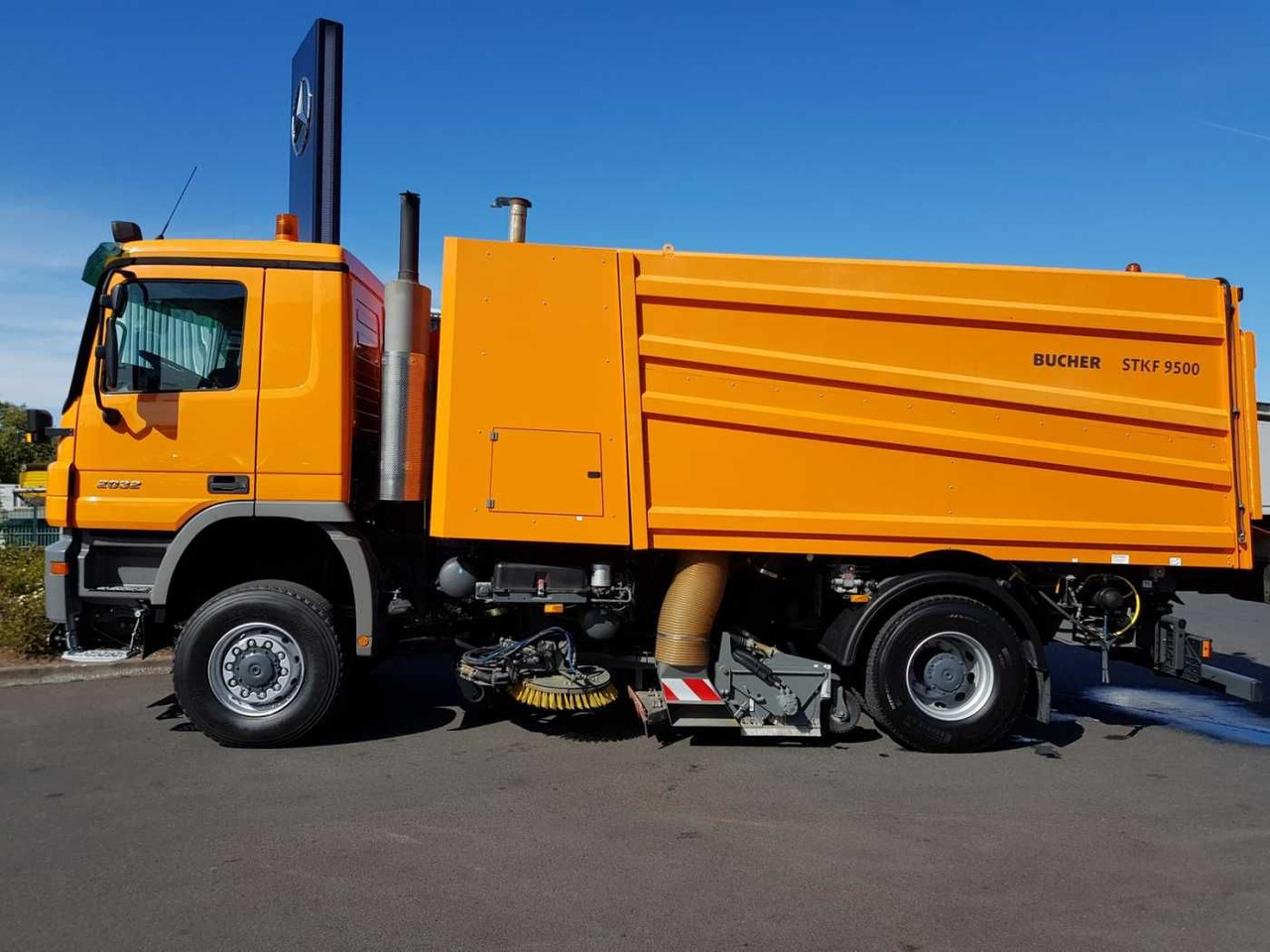 Mercedes-Benz Actros 2032 A 4x4 Bucher STKF 9500 Airport - Tänavapühkimismasin: pilt 5 Mercedes-Benz Actros 2032 A 4x4 Bucher STKF 9500 Airport - Tänavapühkimismasin: pilt 5