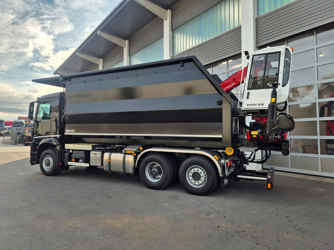 Mercedes-Benz Arocs 2751 6x2 HAD / Abroller EBERT Fällbox Q150 Mercedes-Benz Arocs 2751 6x2 HAD/ Abroller EBERT Forstbox Q150 - Konkstõstukiga veoauto: pilt 4 Mercedes-Benz Arocs 2751 6x2 HAD / Abroller EBERT Fällbox Q150 Mercedes-Benz Arocs 2751 6x2 HAD/ Abroller EBERT Forstbox Q150 - Konkstõstukiga veoauto: pilt 4