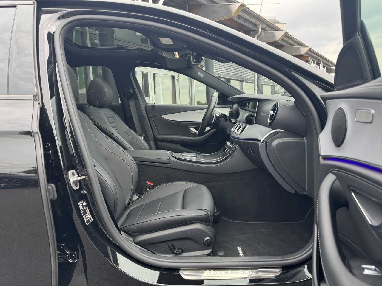 Mercedes-Benz E 220d AMG+Pano+Distr+Multibeam+RFK+Night - Sedaan: pilt 5 Mercedes-Benz E 220d AMG+Pano+Distr+Multibeam+RFK+Night - Sedaan: pilt 5