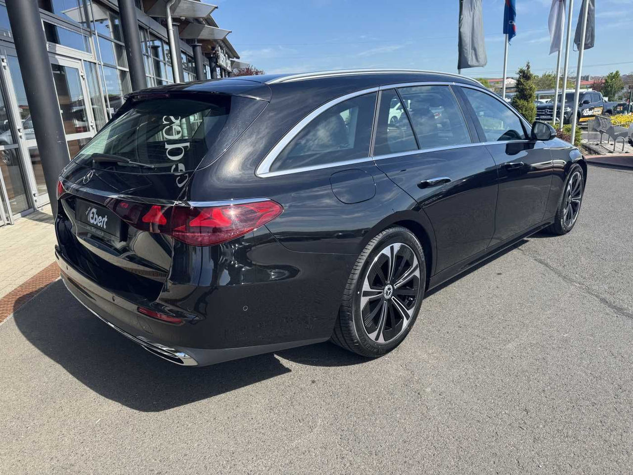 Mercedes-Benz E 220d Avantgarde+Pano+AHK+Distr+19Zoll+MBUX - Auto: pilt 4 Mercedes-Benz E 220d Avantgarde+Pano+AHK+Distr+19Zoll+MBUX - Auto: pilt 4