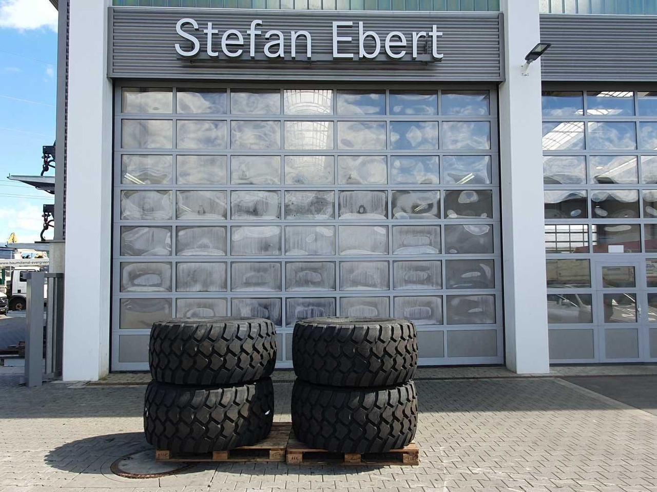 Mercedes-Benz Radlader Reifen mit Felge / NEU / lagernd - Komplektne ratas - Põllutööseade: pilt 1 Mercedes-Benz Radlader Reifen mit Felge / NEU / lagernd - Komplektne ratas - Põllutööseade: pilt 1