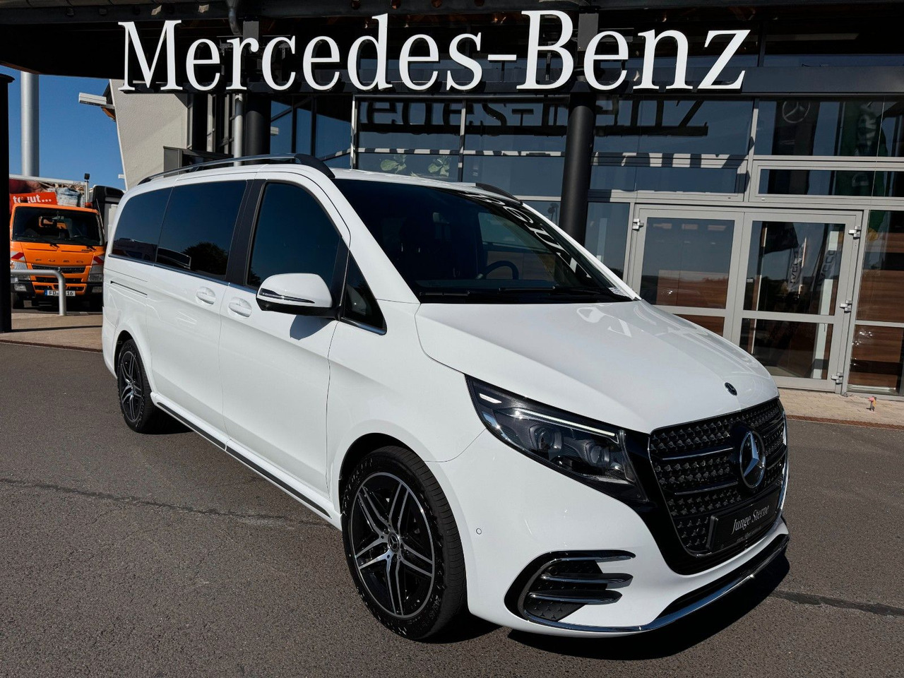 Mercedes-Benz V 300 d 4MATIC EXCLUSIVE AMG Tische AHK2,5to - Universaal: pilt 1 Mercedes-Benz V 300 d 4MATIC EXCLUSIVE AMG Tische AHK2,5to - Universaal: pilt 1