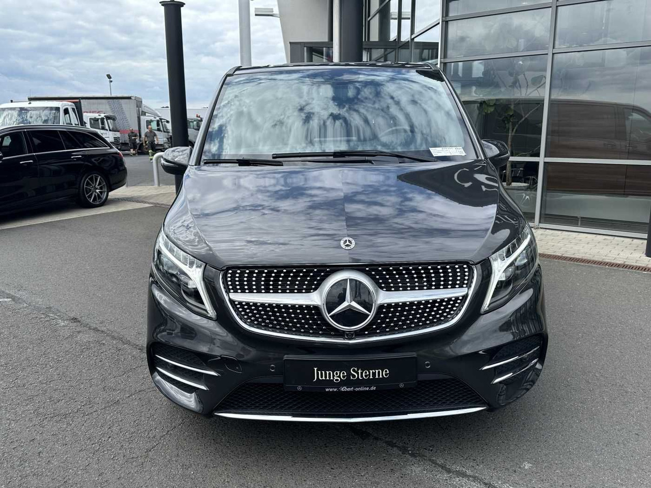 Mercedes-Benz V 300 d EDITION AMG AHK Tisch Leder ILS 7Sitze - Auto: pilt 2 Mercedes-Benz V 300 d EDITION AMG AHK Tisch Leder ILS 7Sitze - Auto: pilt 2