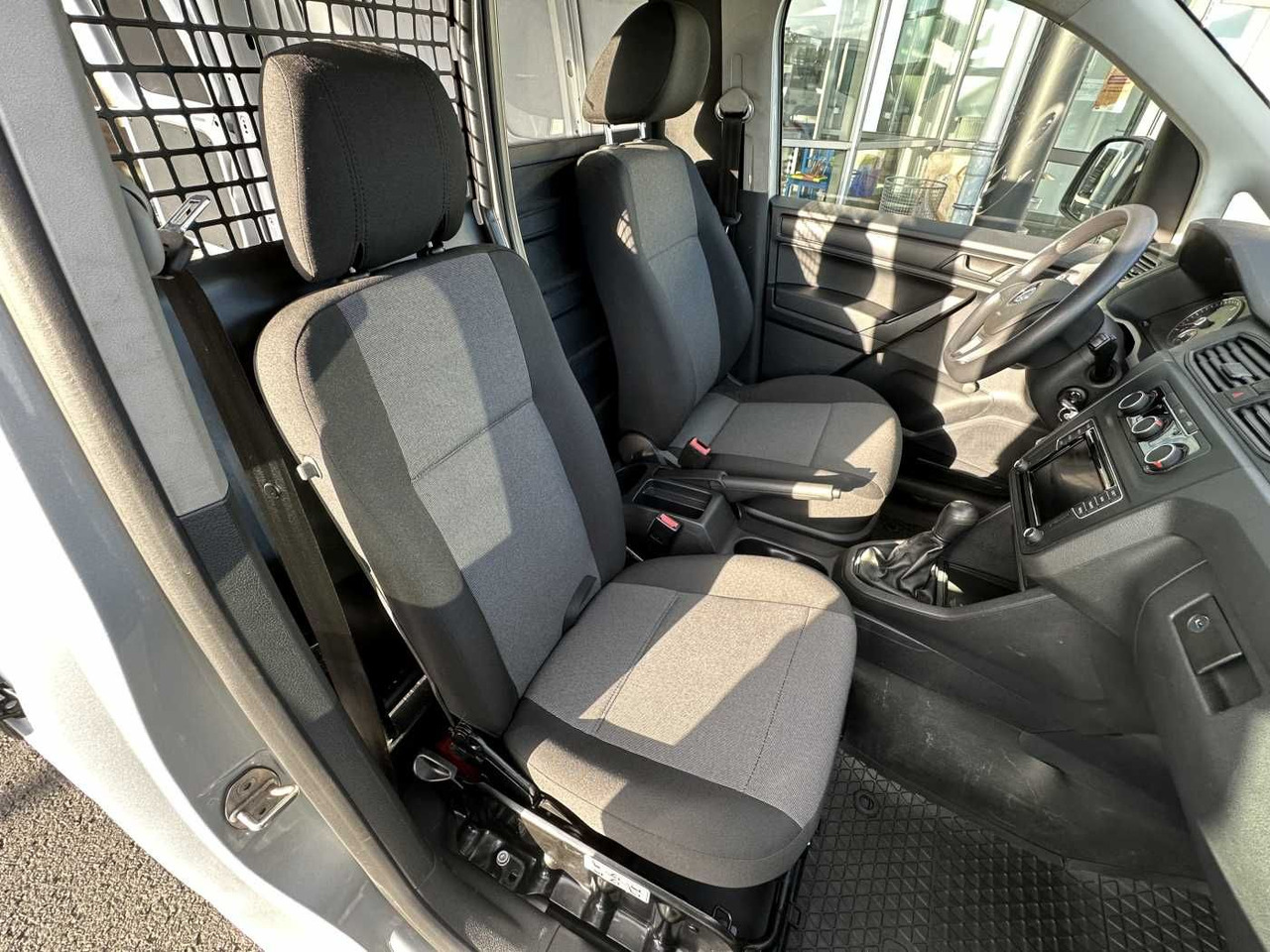 Uus Väike kaubik Volkswagen Caddy 1.6 TDI Klima Navi 8Räder Trennwand klappb: pilt 10