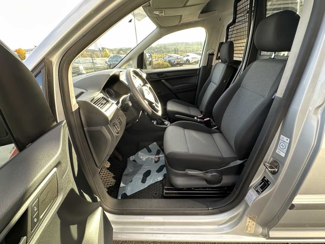 Uus Väike kaubik Volkswagen Caddy 1.6 TDI Klima Navi 8Räder Trennwand klappb: pilt 12