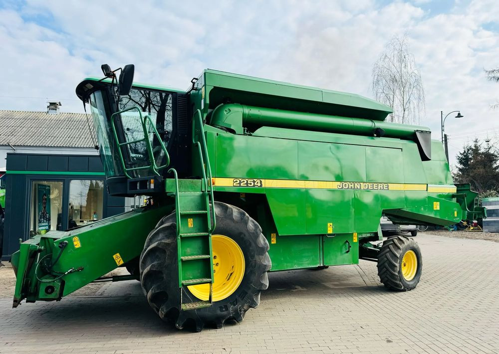 John Deere 2254 - Kombain: pilt 1 John Deere 2254 - Kombain: pilt 1