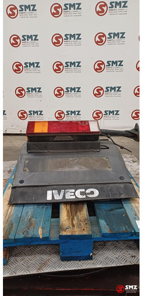 Iveco Occ spatbord + spatbordsteun achteraan links Iveco - Pealisehitus ja välispind - Veoauto: pilt 2 Iveco Occ spatbord + spatbordsteun achteraan links Iveco - Pealisehitus ja välispind - Veoauto: pilt 2