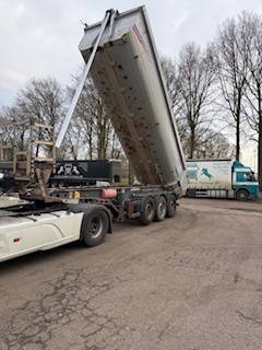 Schmitz Cargobull Stalen kipper 24 cub - Kallur-poolhaagis: pilt 1 Schmitz Cargobull Stalen kipper 24 cub - Kallur-poolhaagis: pilt 1