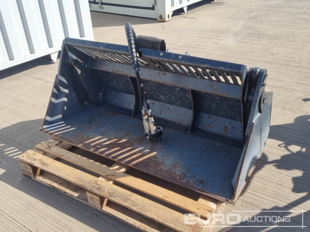 2018 Avant 56" Hydraulic 4 in 1 Bucket to suit Compact Wheeled Loader - Kopp: pilt 1 2018 Avant 56" Hydraulic 4 in 1 Bucket to suit Compact Wheeled Loader - Kopp: pilt 1