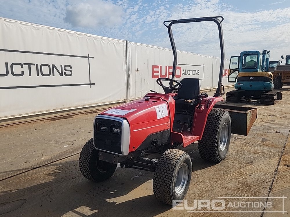 Massey Ferguson 4WD Compact Tractor, Linkbox - Väiketraktor: pilt 1 Massey Ferguson 4WD Compact Tractor, Linkbox - Väiketraktor: pilt 1