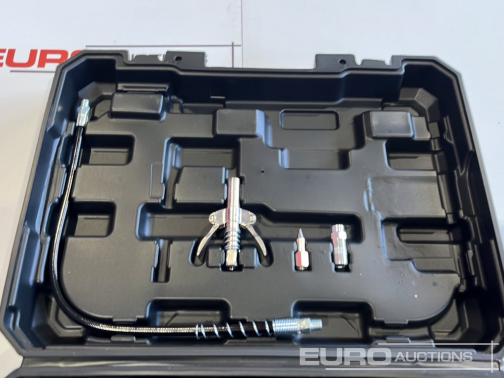 Unused Boss 21 Volt Lithium Battery Cordless Grease Gun, 2 Batteries, Charger, Case, Shoulder Strap, Extension Pieces and Fittings - Ehitusseade: pilt 4 Unused Boss 21 Volt Lithium Battery Cordless Grease Gun, 2 Batteries, Charger, Case, Shoulder Strap, Extension Pieces and Fittings - Ehitusseade: pilt 4