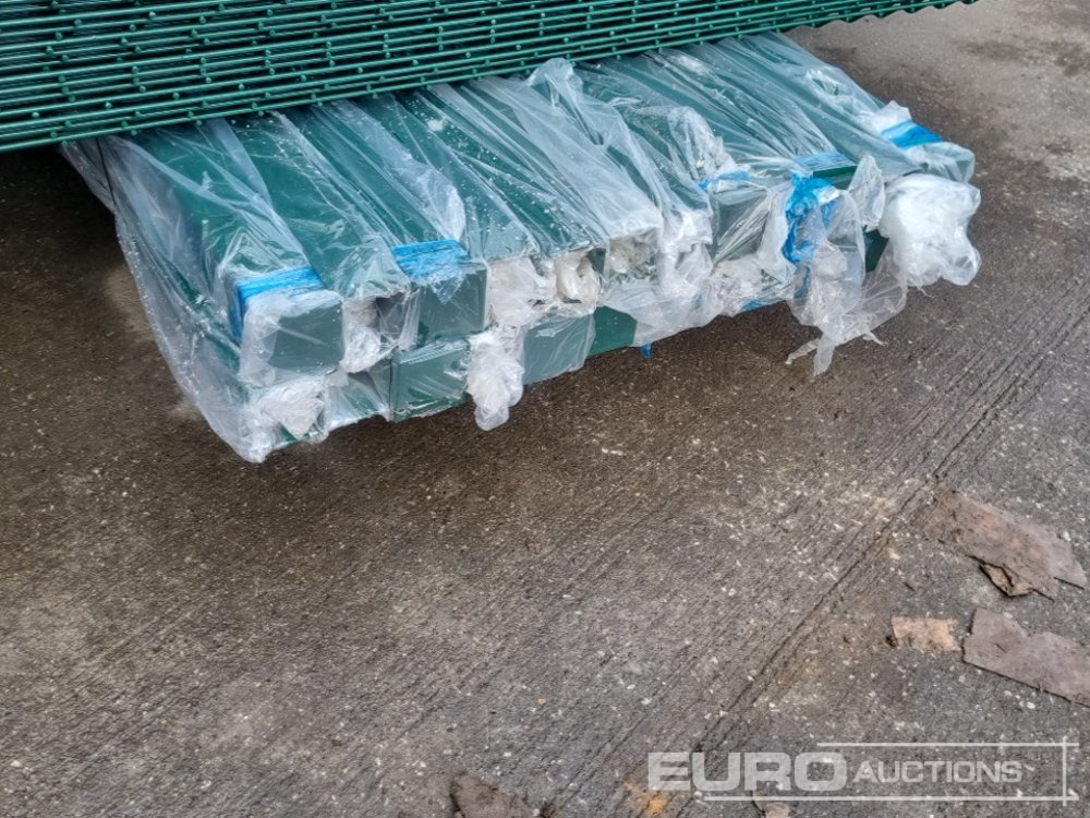Ehitusseade Unused Galvanised & Powder Coated Heavy Duty (5mm) Wire Mesh Fencing, 25 x H2.4m x W2.2m Panels, 26 x 60mm x 60mm x3m Posts, with Fittings (Green): pilt 20