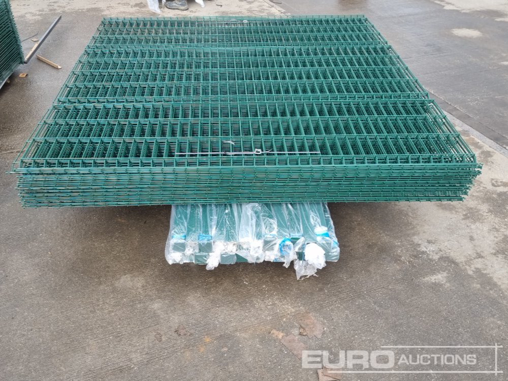 Ehitusseade Unused Galvanised & Powder Coated Heavy Duty (5mm) Wire Mesh Fencing, 25 x H2.4m x W2.2m Panels, 26 x 60mm x 60mm x3m Posts, with Fittings (Green): pilt 19