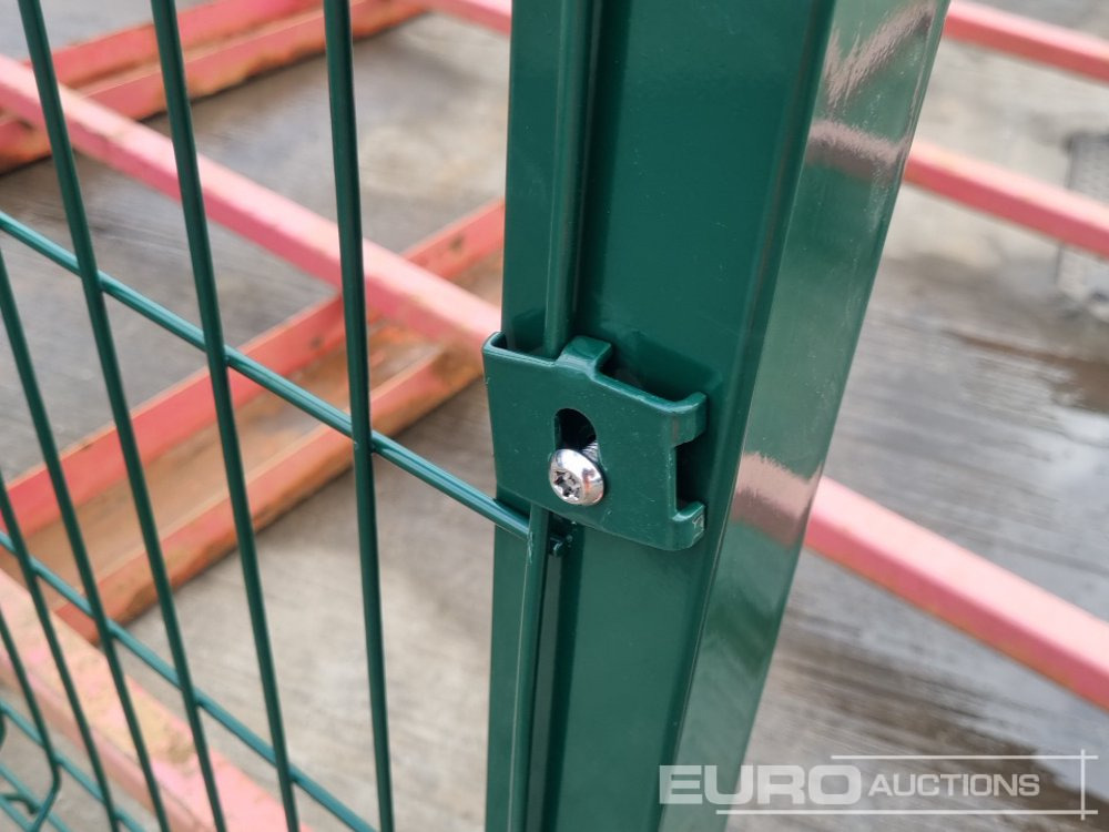 Ehitusseade Unused Galvanised & Powder Coated Heavy Duty (5mm) Wire Mesh Fencing, 25 x H2.4m x W2.2m Panels, 26 x 60mm x 60mm x3m Posts, with Fittings (Green): pilt 6