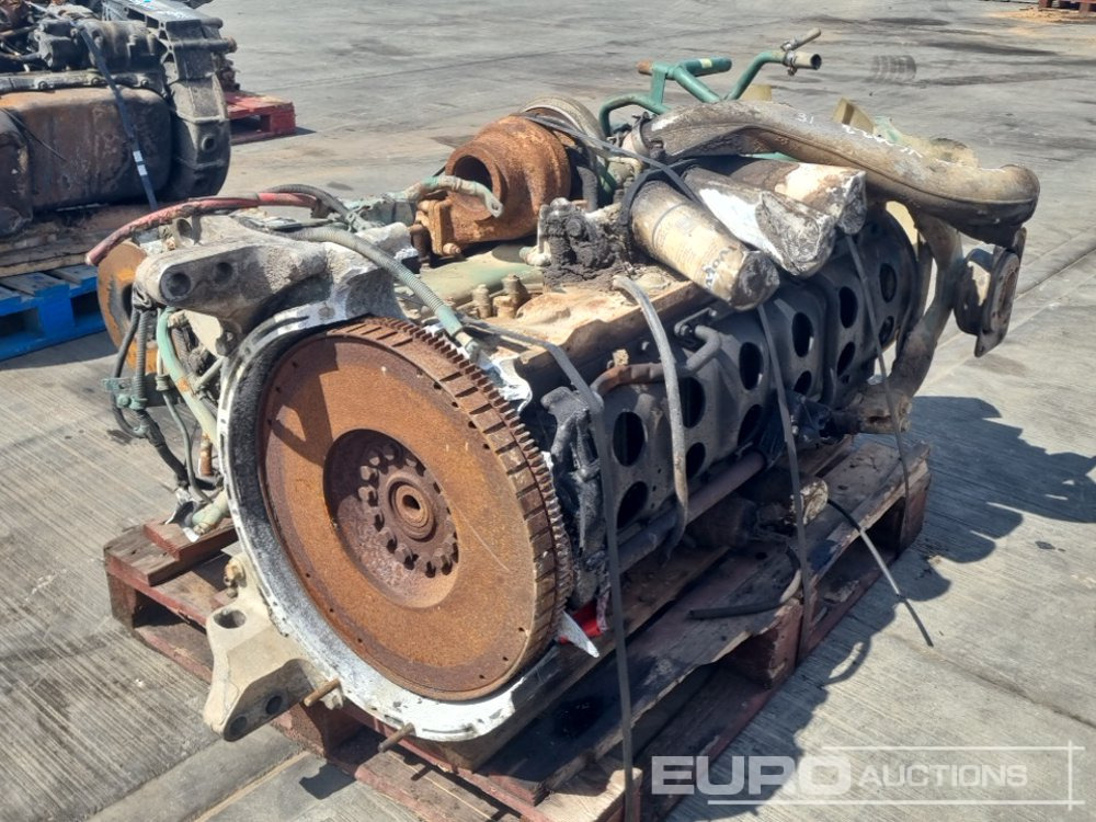 Volvo 6 Cylinder Engine (Pars Missing) - Mootor: pilt 5 Volvo 6 Cylinder Engine (Pars Missing) - Mootor: pilt 5