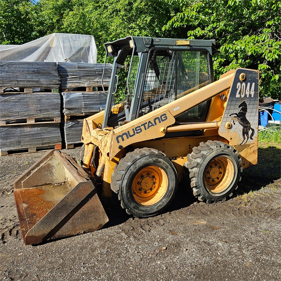 Bobcat Mustang 2044 - Kompaktlaadur: pilt 1 Bobcat Mustang 2044 - Kompaktlaadur: pilt 1