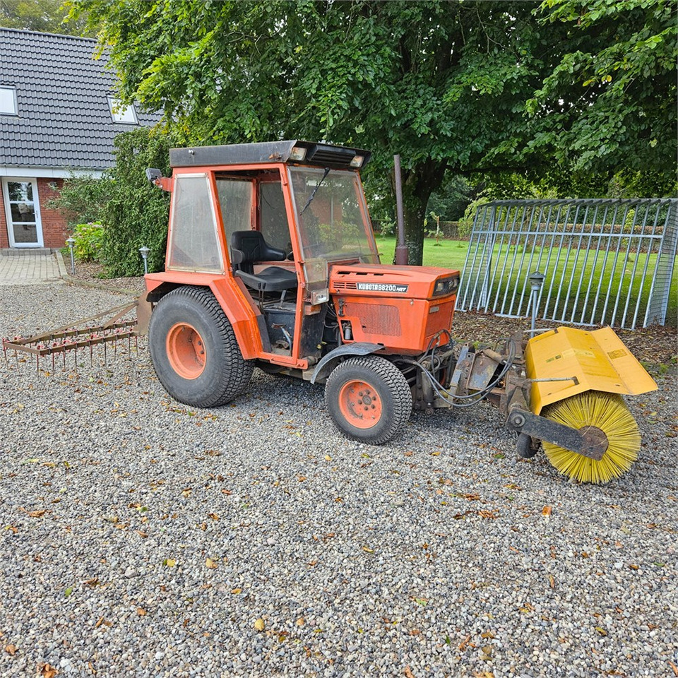 Kubota B8200 - Munitsipaaltraktor: pilt 2 Kubota B8200 - Munitsipaaltraktor: pilt 2