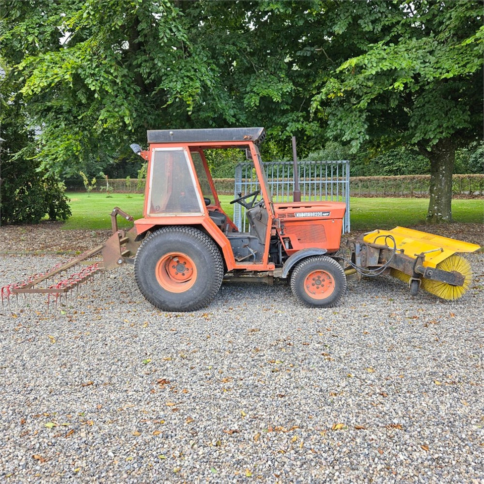 Kubota B8200 - Munitsipaaltraktor: pilt 4 Kubota B8200 - Munitsipaaltraktor: pilt 4