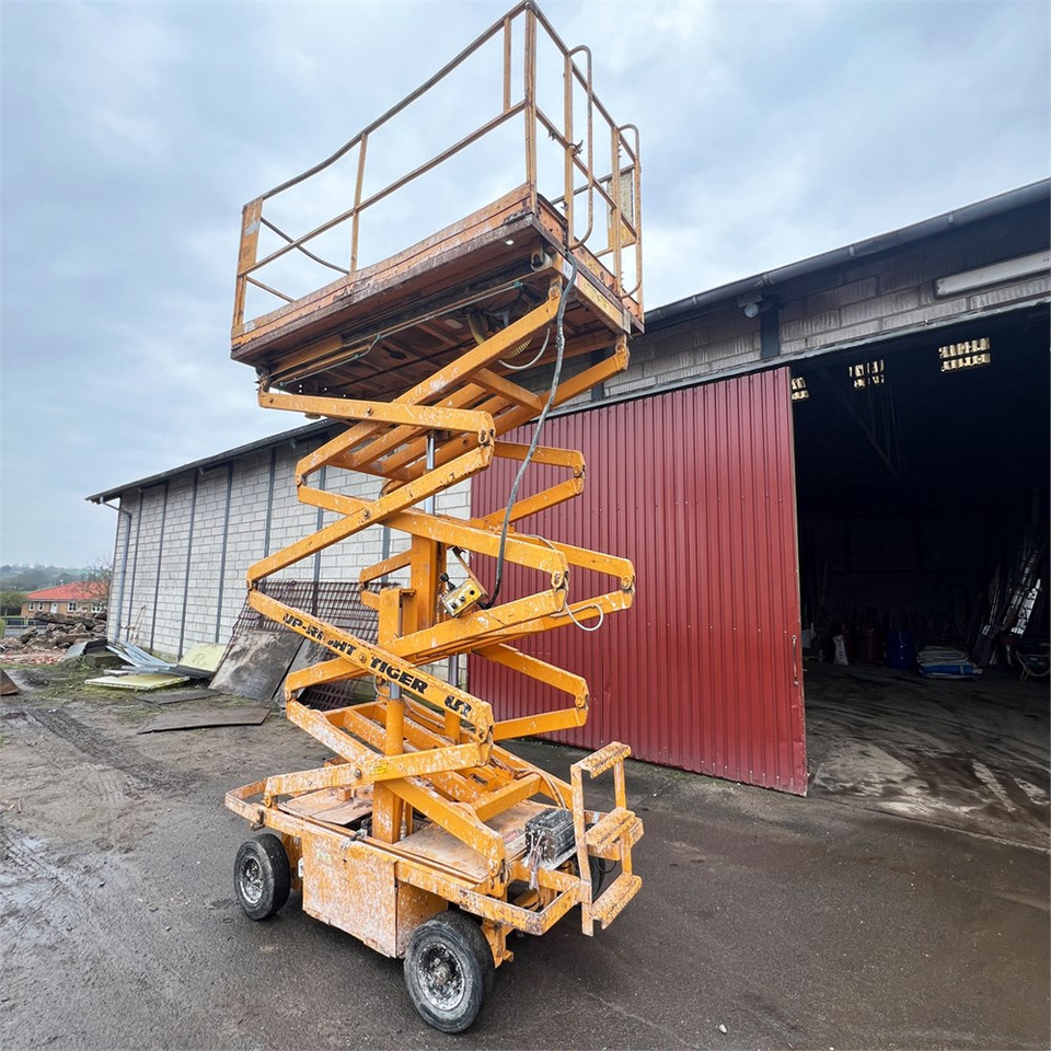 UpRight Tiger F5024-01 - Käärlift: pilt 1 UpRight Tiger F5024-01 - Käärlift: pilt 1