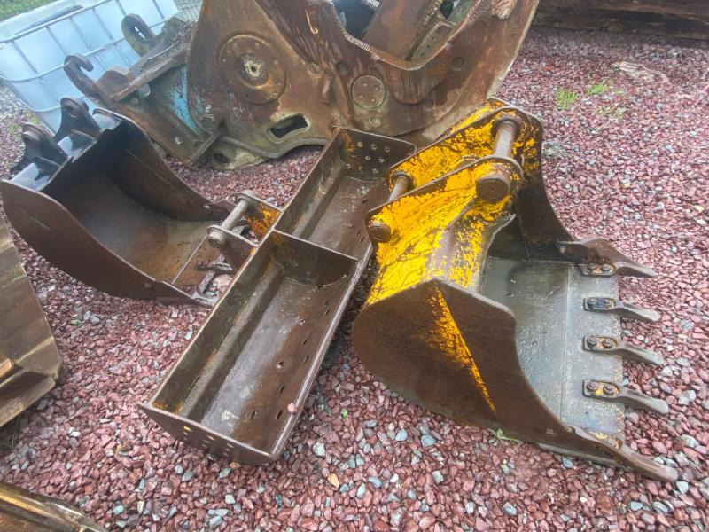 JCB LOT 3 GODETS CURAGE ET TERRASSEMENT 1M50/80CM/60CM - Ekskavaatori kopp - Ehitusmasinad: pilt 1 JCB LOT 3 GODETS CURAGE ET TERRASSEMENT 1M50/80CM/60CM - Ekskavaatori kopp - Ehitusmasinad: pilt 1