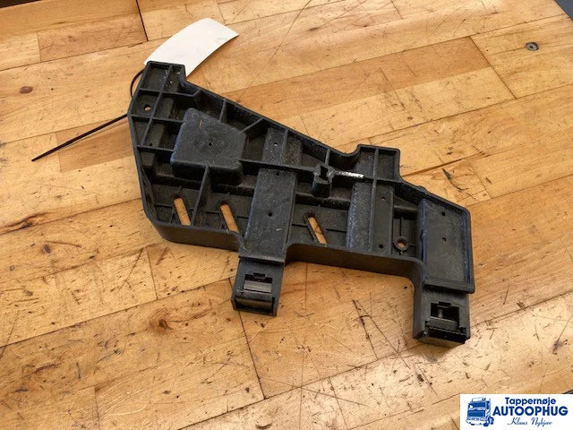 Scania spoiler beslag RH – Scania 2326969 - Pealisehitus ja välispind - Veoauto: pilt 2 Scania spoiler beslag RH – Scania 2326969 - Pealisehitus ja välispind - Veoauto: pilt 2