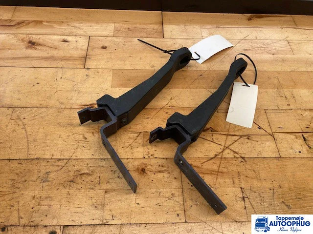 Scania spoiler beslag – Scania 3045726 – Scania 2488451 - Pealisehitus ja välispind - Veoauto: pilt 1 Scania spoiler beslag – Scania 3045726 – Scania 2488451 - Pealisehitus ja välispind - Veoauto: pilt 1