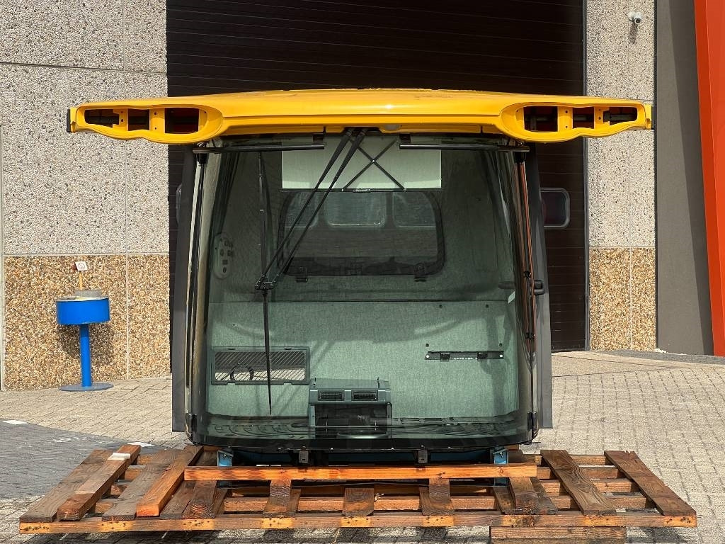 New Holland Cabine - New Holland CR8070, CR8080, CR9070, CR908 - Koristusmasina lisad: pilt 3 New Holland Cabine - New Holland CR8070, CR8080, CR9070, CR908 - Koristusmasina lisad: pilt 3