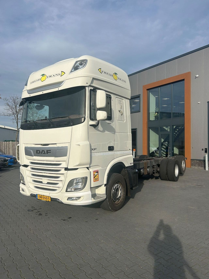DAF XF 530 XF530 Super Space Cab FAR - Kabiinišassiiga veoauto: pilt 1 DAF XF 530 XF530 Super Space Cab FAR - Kabiinišassiiga veoauto: pilt 1