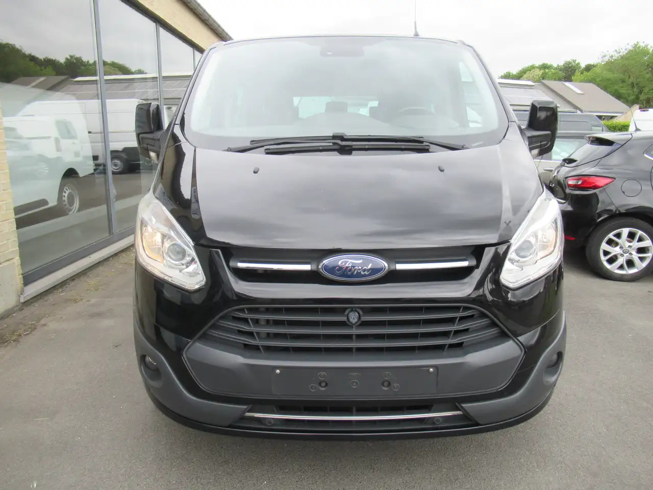 Ford Tourneo Custom 2.0 TDCi L2H1 - Mikrobuss: pilt 3 Ford Tourneo Custom 2.0 TDCi L2H1 - Mikrobuss: pilt 3