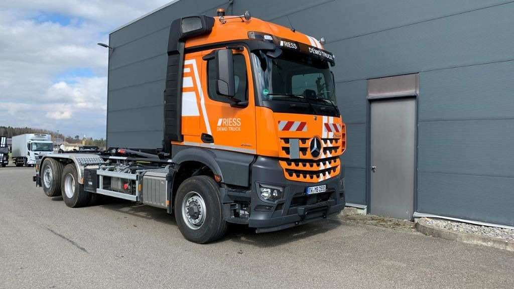 Mercedes-Benz Arocs 2551 L Abrollkipper mit HAD, gelenkter lif - Veoauto: pilt 1 Mercedes-Benz Arocs 2551 L Abrollkipper mit HAD, gelenkter lif - Veoauto: pilt 1