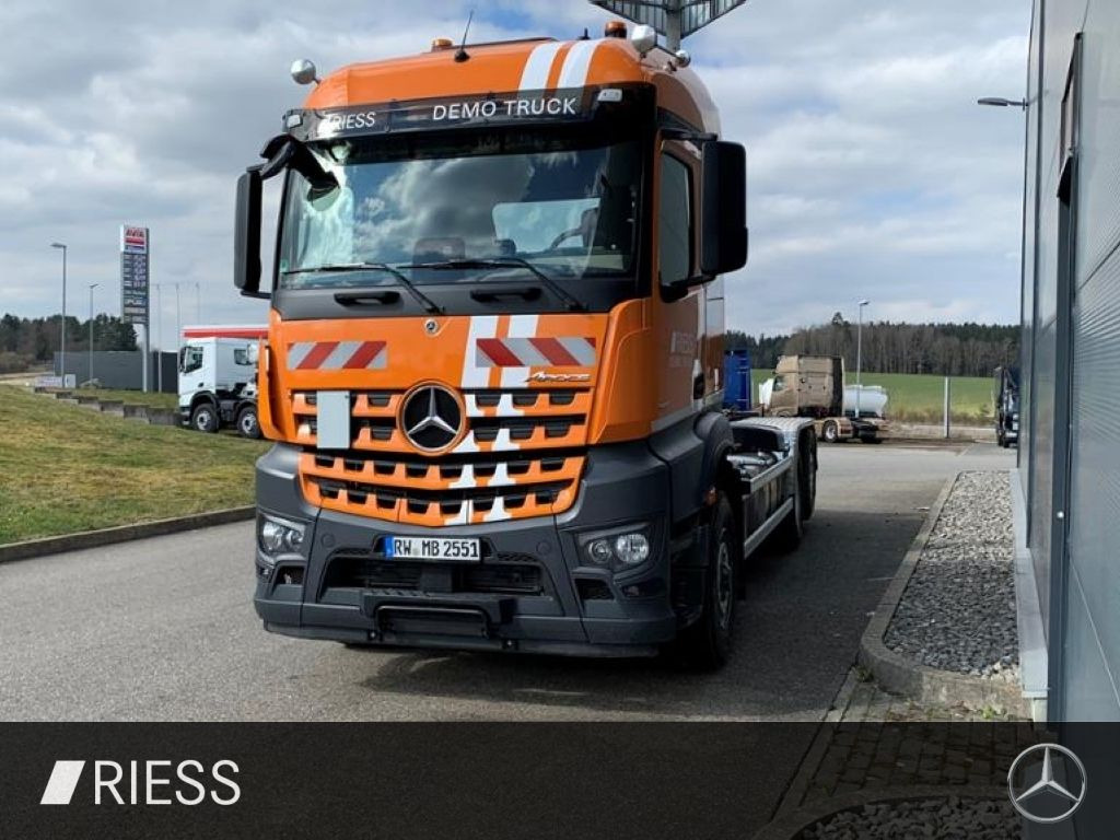 Mercedes-Benz Arocs 2551 L Abrollkipper mit HAD, gelenkter lif - Veoauto: pilt 2 Mercedes-Benz Arocs 2551 L Abrollkipper mit HAD, gelenkter lif - Veoauto: pilt 2