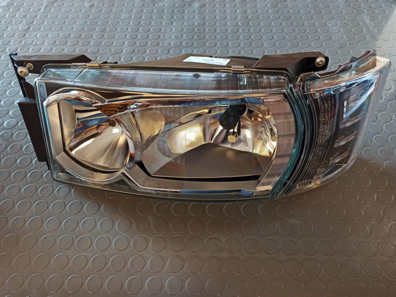 SCANIA HEADLAMP XENON LH V8 - 2416105 - Esituled - Veoauto: pilt 1 SCANIA HEADLAMP XENON LH V8 - 2416105 - Esituled - Veoauto: pilt 1
